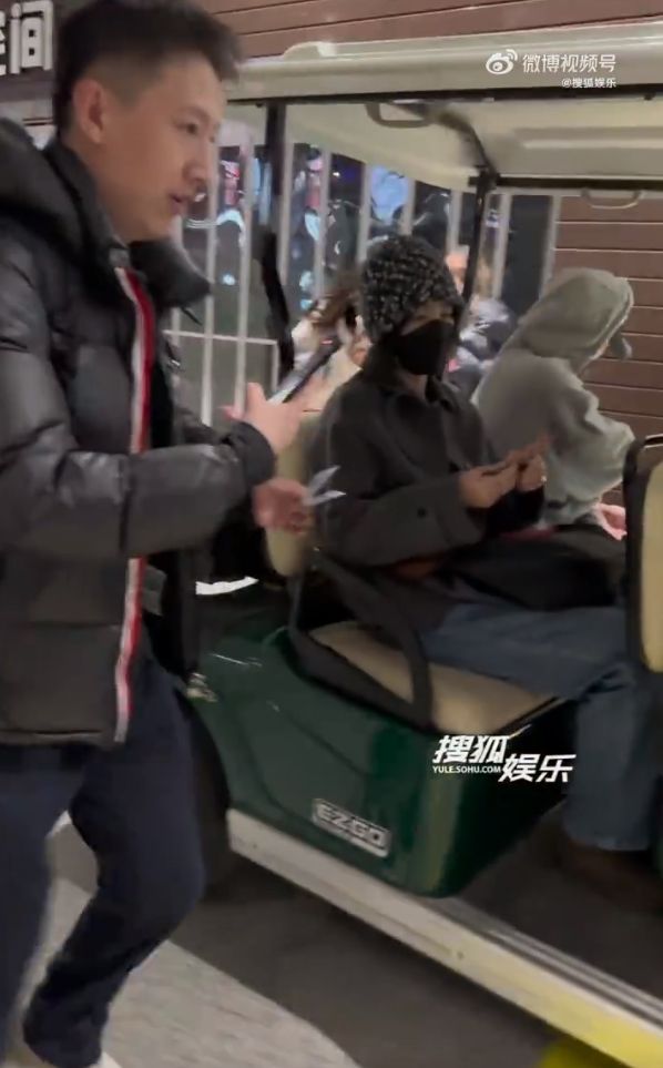 ▲▼王菲、謝霆鋒一起回北京機場被民眾目擊。（圖／翻攝自微博）