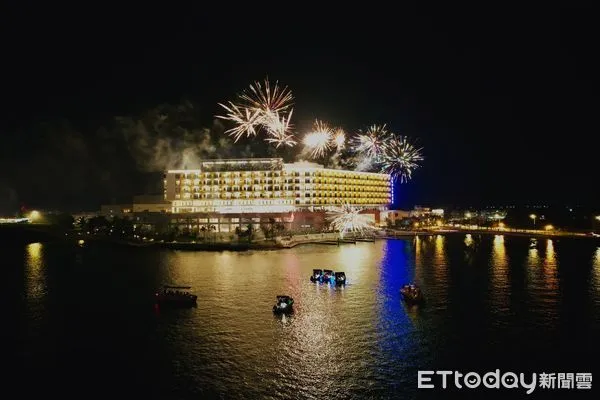 ▲歡慶台南400，台南安平遊艇業者結合台南燈會活動，於3月2日舉辦辦桌活動，讓民眾享用美食料理，同時欣賞無人機、煙火秀表演。（圖／記者林東良翻攝，下同）