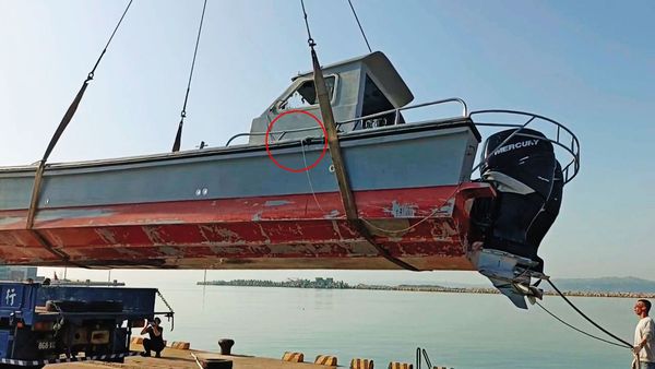 中國快艇翻船造成2死2傷，檢方吊起船體檢查，發現左後舷處有明顯凹痕，全案朝過失致死罪方向偵辦。（鏡新聞提供）