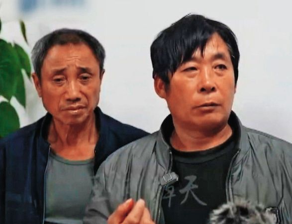 獲救的2名中國漁工返回廈門後，接受央視節目訪問，指控遭海巡署船艇撞翻。（翻攝微博）