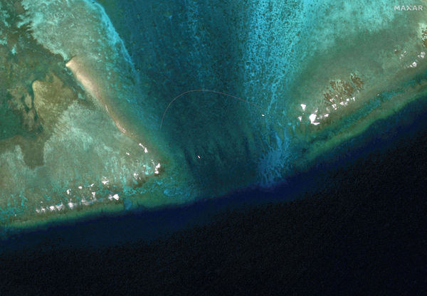 ▲▼22日南海黃岩島入口處出現新的浮動屏障衛星影像。（圖／路透）