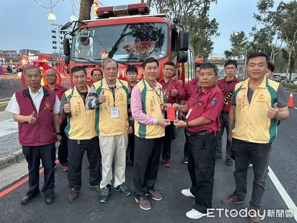 ▲台南市義勇消防總隊黃崇銘總隊長，2月25日晚間率義消總隊幹部，在消防局民力運用科陪同下，前往慰勞台灣燈會高鐵燈區協助執行安全維護工作之義消團隊，並致贈加菜金及慰問品。（圖／記者林東良翻攝，下同）