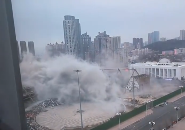 ▲大連國際會展中心拆除崩塌。（圖／翻攝自微博）