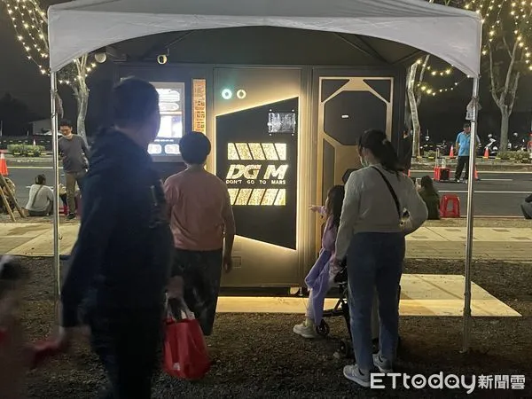 ▲2024台灣燈會美食市集設置科技環保利器「E化智能廢食用油回收機」，吸引不少遊客好奇眼光。（圖／記者林東良翻攝，下同）