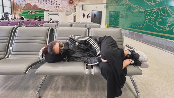 Actress Zhong Yao’s Hangover Mishap at Taoyuan Airport Goes Viral: Fans Laugh at Airport Seat Photo