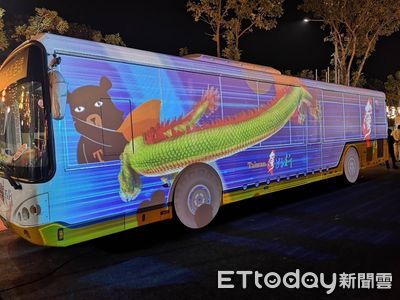 「台灣好行移動博物館」開進台灣燈會　科技公車光雕秀吸睛