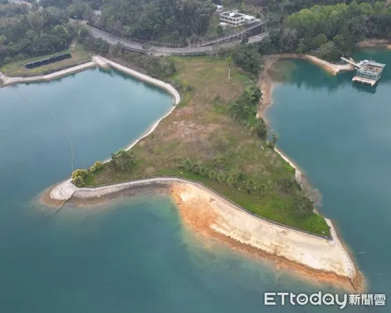 ▲日月潭水位下降、潭岸乾涸裸露，出現猶如義大利半島「長筒靴」底加厚般的奇景。（圖／民眾提供）