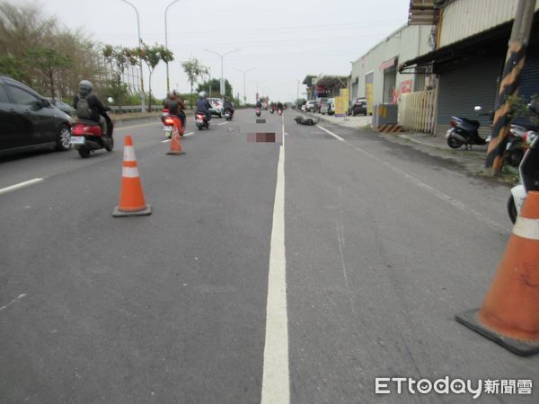 ▲台南市永康區中正北路，27日上午發生一起機車與大型動力機械車的死亡車禍，疑似機車騎士未保持安全距離，不慎自摔當場遭輾斃。（圖／記者林東良翻攝，下同）