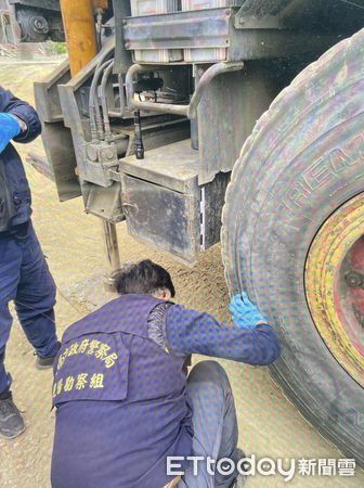 ▲台南市永康區中正北路，27日上午發生一起機車與大型動力機械車的死亡車禍，疑似機車騎士未保持安全距離，不慎自摔當場遭輾斃。（圖／記者林東良翻攝，下同）