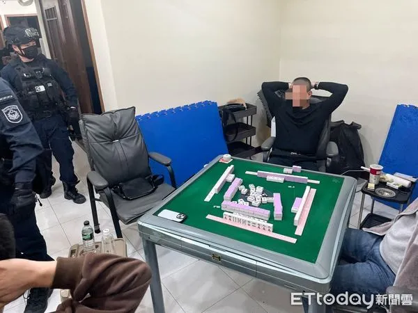 ▲新北板橋一處民宅，暗藏麻將賭場，日前警方持搜索票前往查緝，連續破獲2處麻將賭場。（圖／記者陸運陞翻攝）