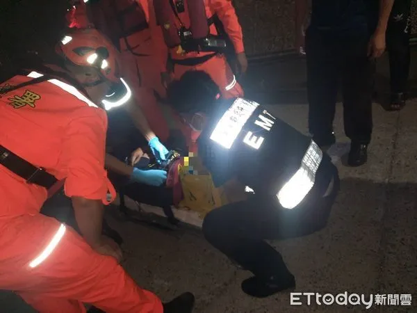 ▲車城消防分隊會同海巡救援釣客            。（圖／記者陳崑福翻攝）