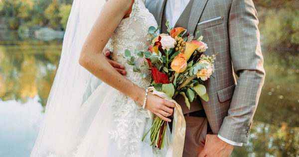 作家黃越綏表示，她的外國朋友認為，台人婚禮雖熱情、餐點豐盛，卻在穿著打扮上比較隨便。（示意圖／unsplash）