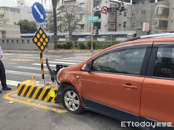 ▲▼行人庇護島又出事！高雄男不熟路況撞上去，車頭慘毀畫面曝。（圖／記者賴文萱翻攝）