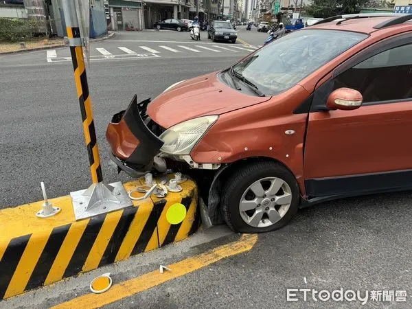 ▲▼行人庇護島又出事！高雄男不熟路況撞上去，車頭慘毀畫面曝。（圖／記者賴文萱翻攝）