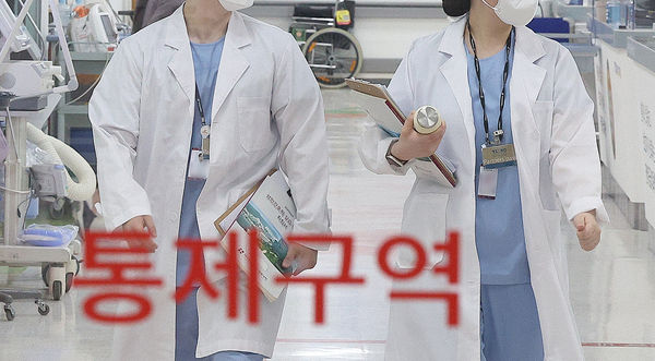 ▲▼南韓住院與實習醫師罷工，大邱某醫院急診室的護理實習生穿起白袍。（圖／CFP）