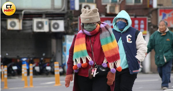 明天冷空氣減弱，但周四下半天又要變天。（示意圖／黃鵬杰攝）