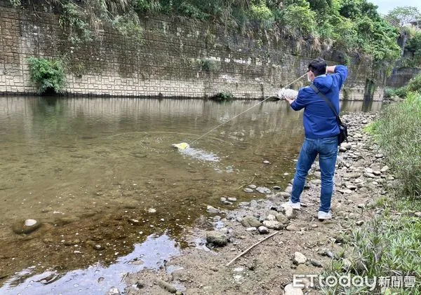 ▲▼ 新北市環保局稽查人員21日針對火災現場周遭進行水質現場採樣檢測           。（圖／新北環保局提供）