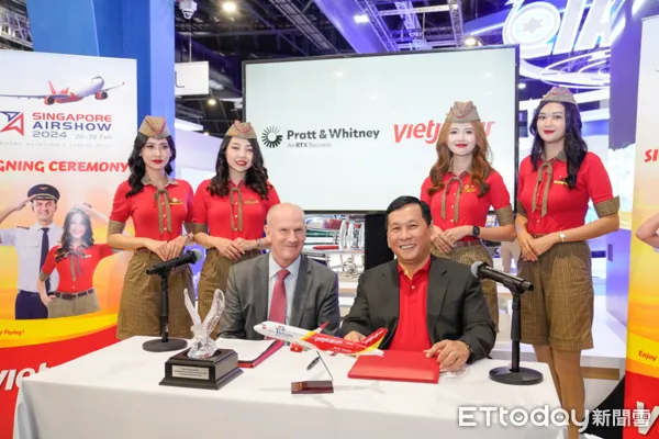 ▲普惠公司商用引擎總裁Rickeurloo(左)和越捷航空執行長DinhVietPhuong(右)在簽約典禮上。（圖／越捷提供）