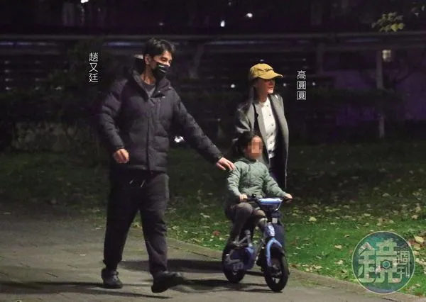 2月16日19：20，女兒Rhea快5歲，已經可以騎小單車，但趙又廷仍不放心地單手扶著。
