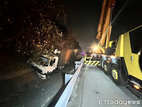 ▲▼      國道三號大貨車衝破護欄卡邊坡       。（圖／記者蔡文淵翻攝）