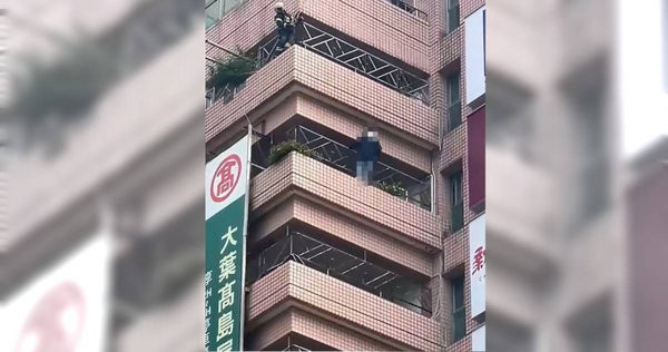 大葉高島屋1月30日有民眾發現，一名女子整個人掛在10樓外牆，嚇得緊急報警。（圖／民眾提供）