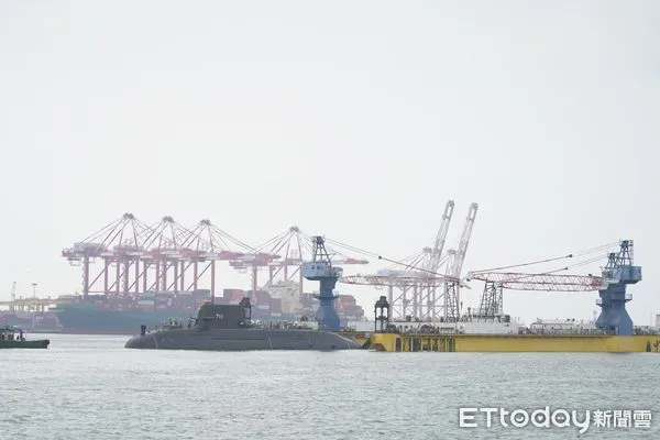 ▲▼ 歷時7小時！國造潛艦海鯤號浮起來了　船體全貌首度曝光。（圖／台船提供）