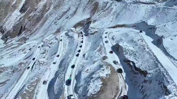 ▲新疆喀什山區的小學生返校，要經過覆滿積雪的蜿蜒山路。（圖／翻攝極目新聞）