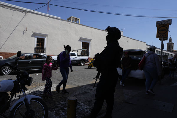 ▲▼墨西哥米卻肯州（Michoacan）馬拉瓦修（Maravatio）2名市長候選人先後遭到殺害，27日警察在街頭站崗。（圖／達志影像／美聯社）