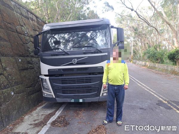 ▲▼             苗栗聯結車內的淤泥流出，覆蓋路面導致騎士摔車。（圖／記者蔡文淵翻攝）