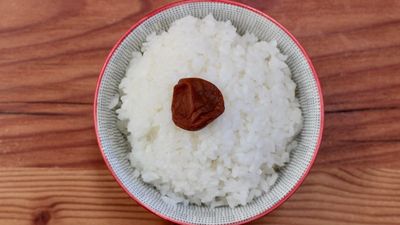 義大利朋友想吃「日本最簡單料理」！他端出國旗梅乾飯　惹怒人家：我錯了嗎