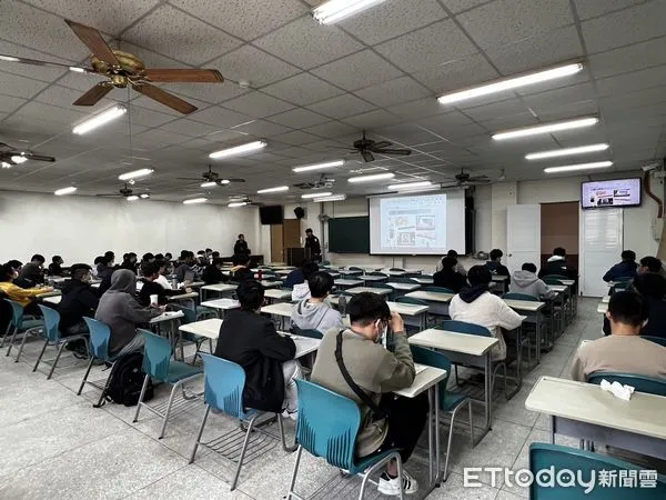 ▲▼   「民雄打詐列車再次駛入校園 提升學生防詐免疫力」   。（圖／民雄分局提供）