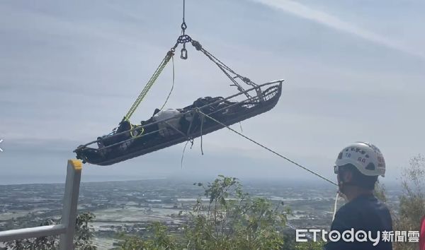 ▲▼        北宜雙載機車自摔，騎士、乘客雙雙墜5米深邊坡     。（圖／記者游芳男翻攝）