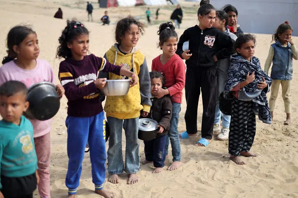 ▲▼加薩南部城市拉法（Rafah）的難民營，有民眾排隊等待領取免費食物。（圖／路透）