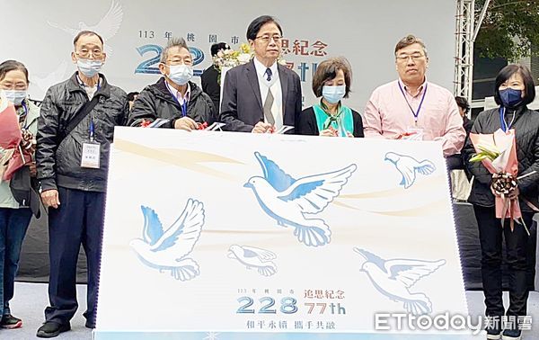 ▲桃園市長張善政今天下午出席桃市228事件77周年紀念追思，與受難者家屬完成流沙畫。（圖／記者沈繼昌翻攝）