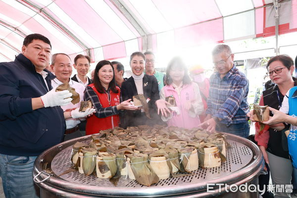 ▲鹿谷小半天竹夢森活節開幕，南投縣長許淑華與逾千民眾體驗竹筒飯DIY。（圖／南投縣政府提供，下同）