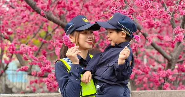 后里泰安櫻花季找來正妹女警拍宣傳照，讓民眾誤以為泰安派出所有正妹女警。（圖／翻攝自臺中市政府警察局大甲分局）