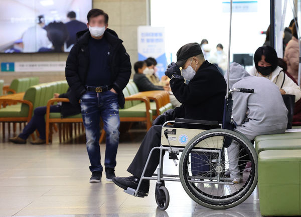 ▲▼南韓仁川某大學醫院的患者正在等待治療。（圖／CFP）