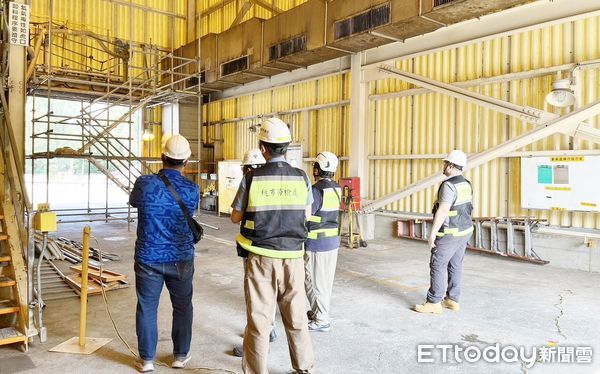 ▲桃園市某營造公司去年3月被勞動處職安署北區安全衛生中心人員針對工地安檢，發現未設置護欄等安全防墜措施，當場開立停工通知，該公司卻違反規定復工。（資料照／記者沈繼昌翻攝，與本新聞無關）