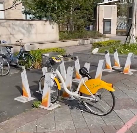 ▲▼蔣萬安於YouBike恢復前30分鐘免費政策上路的第一個上班日，到市府附近周遭觀察租借情形，發現確實有部分地方借不太到車。（圖／翻攝自Instagram／蔣萬安）