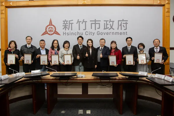 ▲市長高虹安頒發校長候用人員參加儲訓證書以及師傅校長聘書。（圖／新竹市政府提供）