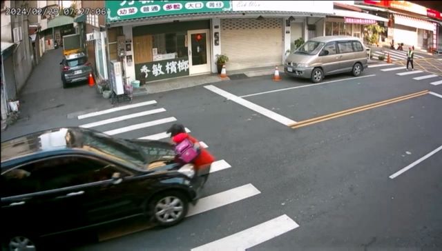 學校旁邊也沒在讓！10歲女童上學走斑馬線　慘遭撞飛畫面曝 | ETtoday社會新聞 | ETtoday新聞雲