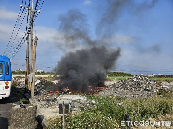 ▲台南市新市區一處空地，29日下午發生火警燃燒雜物與野草，消防人員迅速撲滅，有民眾發現縱火疑犯，警消馬上通知警方到場逮捕1名疑犯帶案偵辦。（圖／民眾提供，下同）