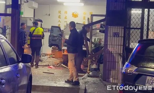 ▲▼貨車衝撞警分駐所，警員不治，駕駛遭火車撞擊亡。（圖／記者黃彥傑翻攝）