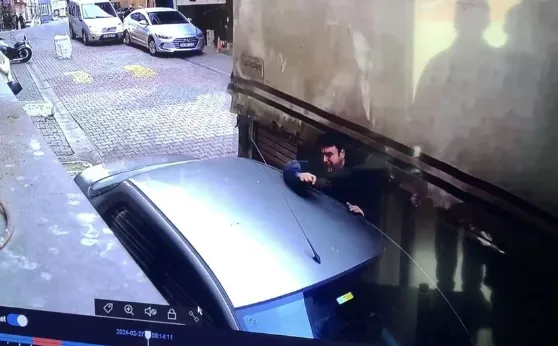 ▲▼忘拉手剎車　司機遭兩車夾擊「擠壓旋轉」。（圖／翻攝自X）