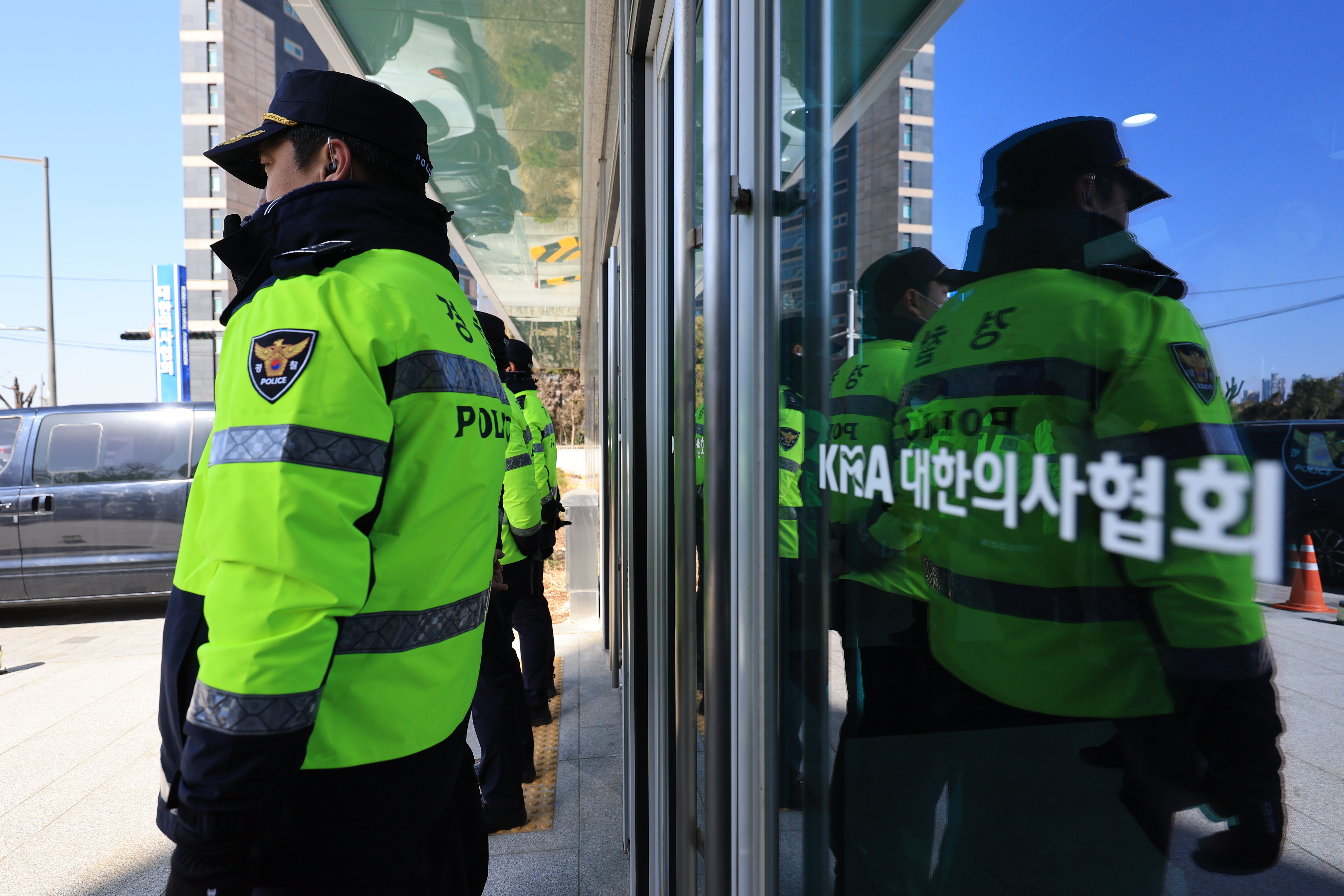 ▲▼南韓政府1日派出警方，針對醫師協會高層實施突襲搜索。（圖／達志影像）