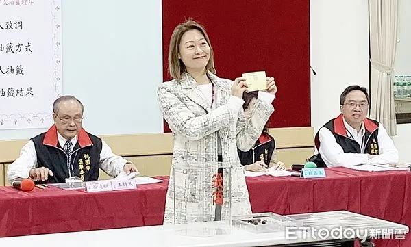 ▲桃園市前立委候選人馬治薇涉嫌為境外敵對勢力交付公務上秘密文書罪嫌遭桃檢起訴，今天移審桃園地院，圖為在市選委會抽籤。（資料照／記者沈繼昌攝）