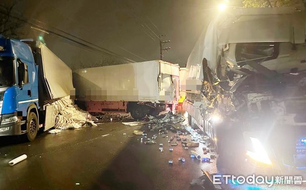 ▲桃園市楊梅區幼獅路二段今天凌晨發生重大車禍，2輛大貨車追撞後現場一片狼藉。（圖／記者沈繼昌翻攝）