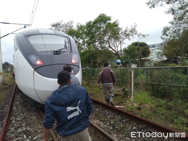 ▲▼台鐵1日中午472次EMU3000型新自強發生死傷事故        。（圖／記者王兆麟翻攝）