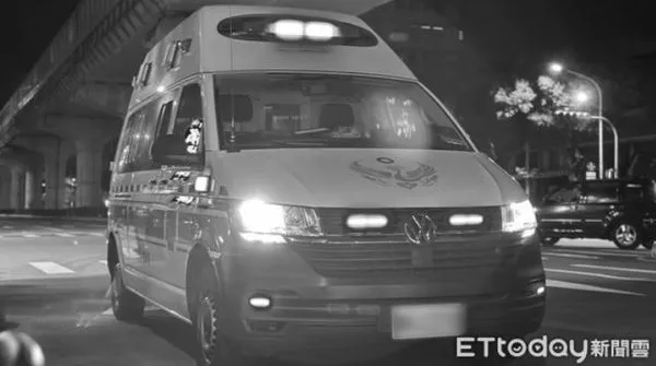 ▲台南市南區永華路一段和南樂街交叉路口運河內，1日下午傳出有人溺水，消防人員下水打撈上岸已死亡多時。（圖／ETtoday資料照）