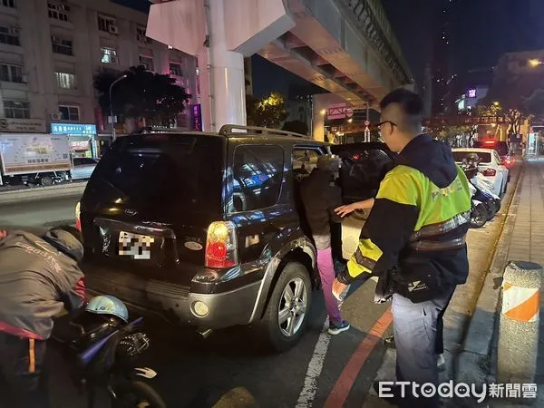 ▲▼台中一對160歲母女檔看不懂導航迷途，機智員警利用代駕協助回家。（圖／警方提供，下同）